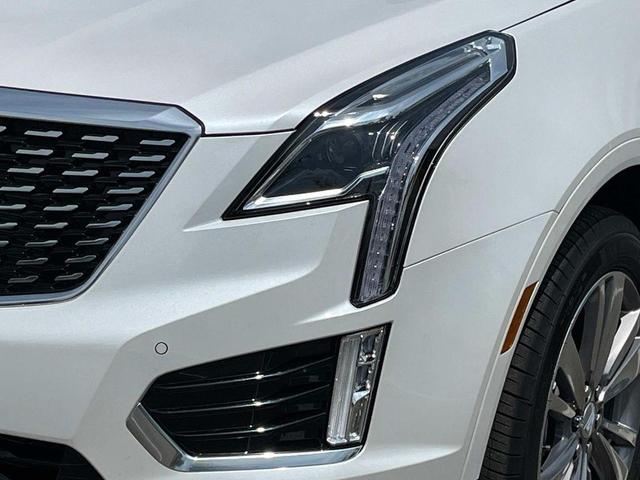 Photo of 2025 Crystal White Tricoat Cadillac XT5