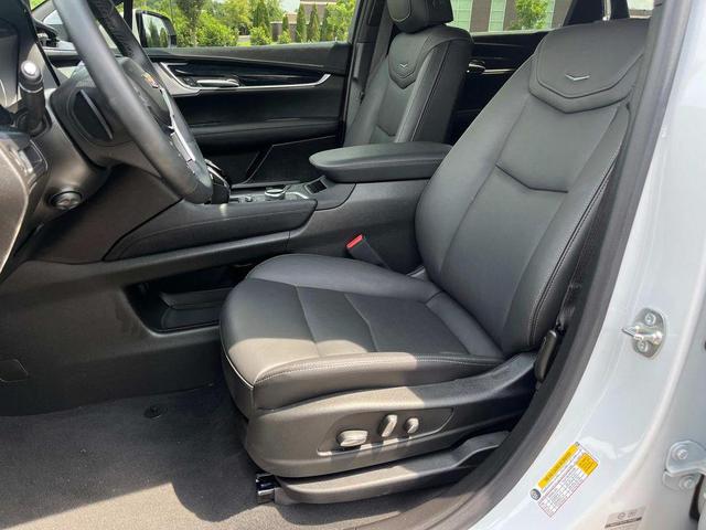 Photo of 2025 Crystal White Tricoat Cadillac XT5