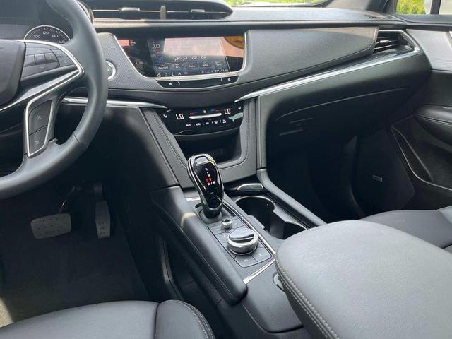 Photo of 2025 Crystal White Tricoat Cadillac XT5
