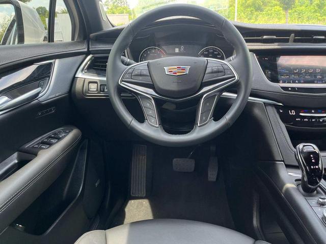 Photo of 2025 Crystal White Tricoat Cadillac XT5