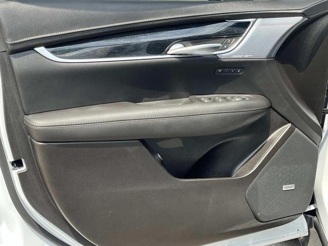 Photo of 2025 Crystal White Tricoat Cadillac XT5