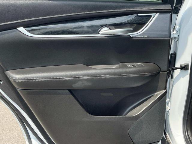 Photo of 2025 Crystal White Tricoat Cadillac XT5
