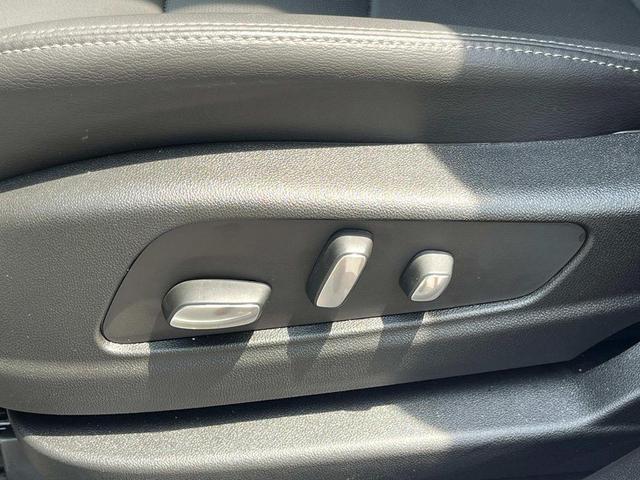 Photo of 2025 Crystal White Tricoat Cadillac XT5