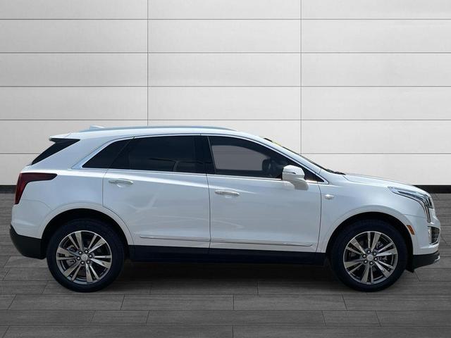 Photo of 2025 Crystal White Tricoat Cadillac XT5