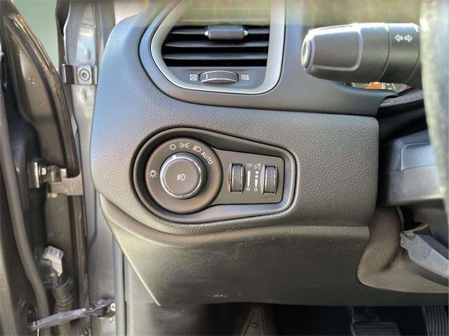Photo of 2016 Granite Crystal Metallic Clearcoat Jeep Renegade