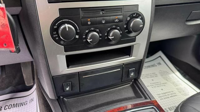 Photo of 2009 Light Sandstone Metallic Clearcoat Chrysler 300