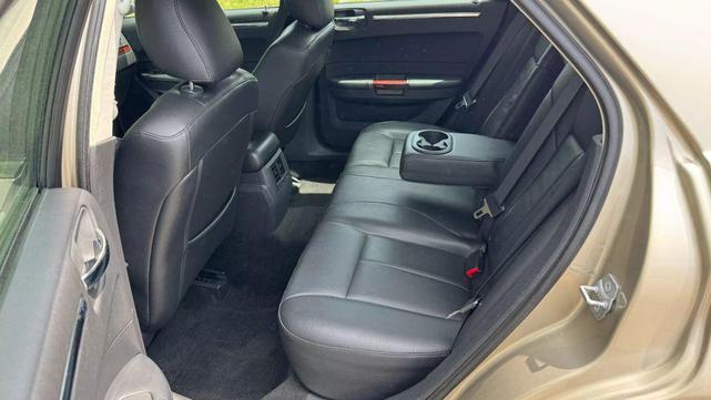 Photo of 2009 Light Sandstone Metallic Clearcoat Chrysler 300