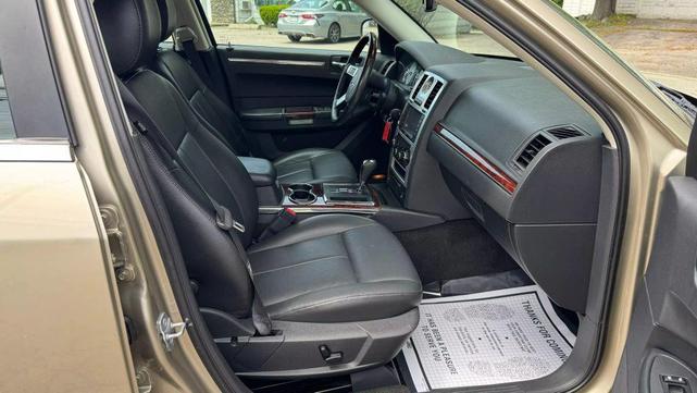 Photo of 2009 Light Sandstone Metallic Clearcoat Chrysler 300