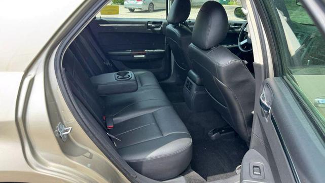 Photo of 2009 Light Sandstone Metallic Clearcoat Chrysler 300