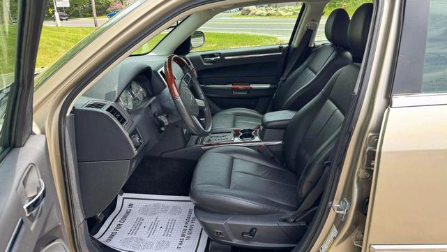 Photo of 2009 Light Sandstone Metallic Clearcoat Chrysler 300
