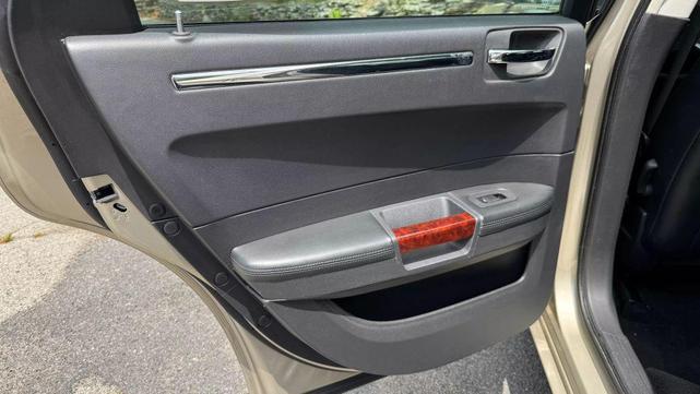 Photo of 2009 Light Sandstone Metallic Clearcoat Chrysler 300