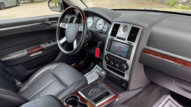 Photo of 2009 Light Sandstone Metallic Clearcoat Chrysler 300