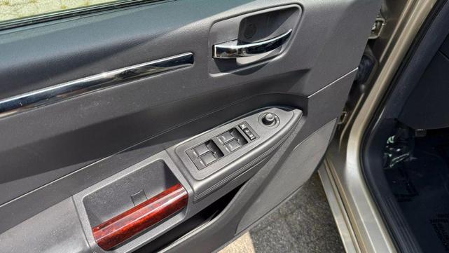 Photo of 2009 Light Sandstone Metallic Clearcoat Chrysler 300