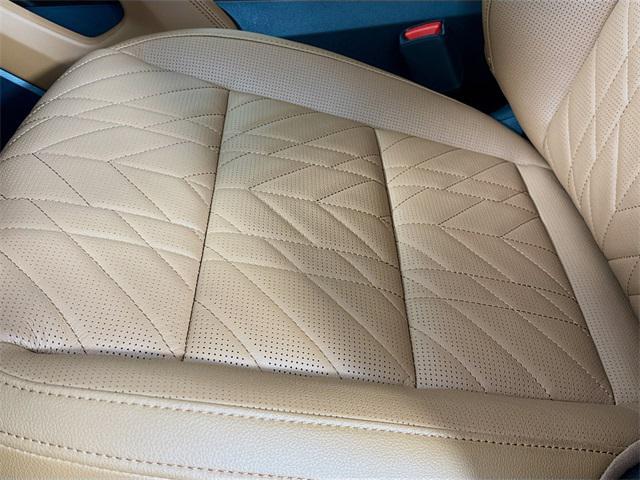 Photo of 2025 Glacial White Pearl Kia Telluride