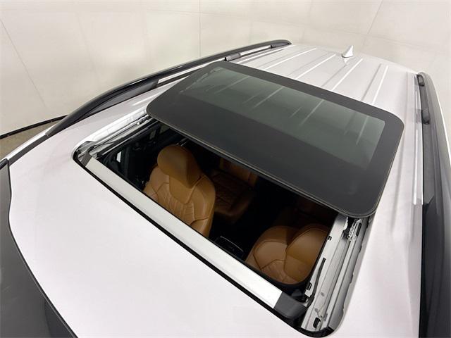 Photo of 2025 Glacial White Pearl Kia Telluride