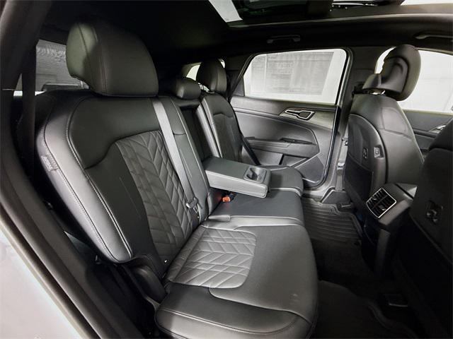 Photo of 2025 Glacial White Pearl Kia Sportage