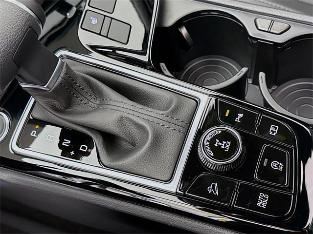 Photo of 2025 Glacial White Pearl Kia Sportage