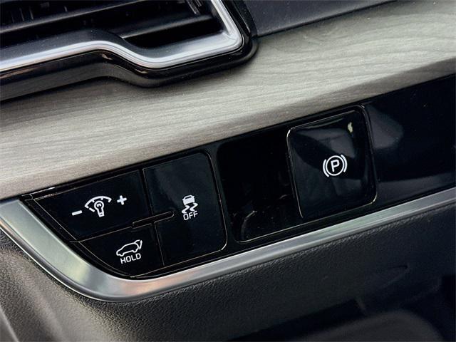 Photo of 2025 Glacial White Pearl Kia Sportage