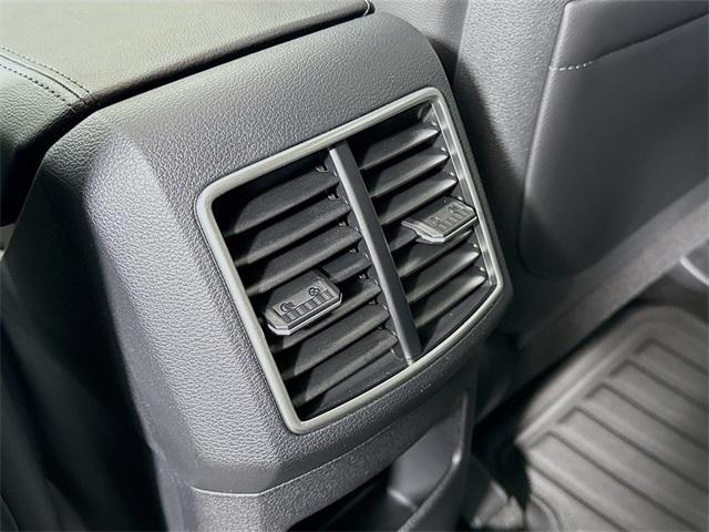Photo of 2025 Glacial White Pearl Kia Sportage