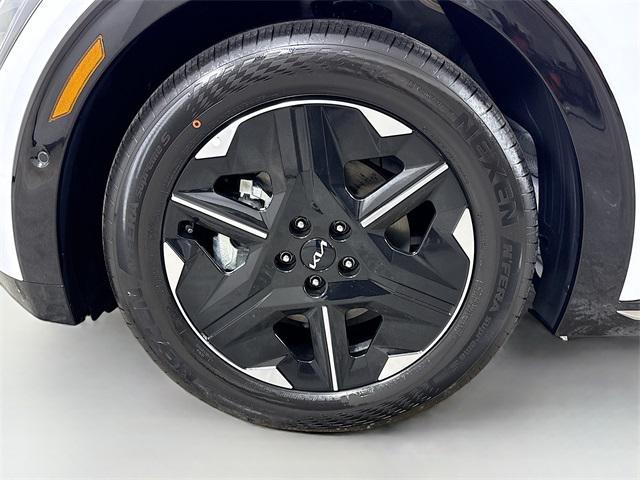 Photo of 2025 White Pearl Kia EV6