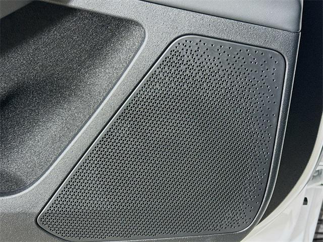 Photo of 2025 White Pearl Kia EV6