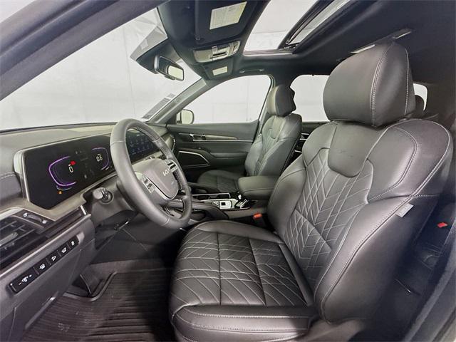Photo of 2025 Glacial White Pearl Kia Telluride