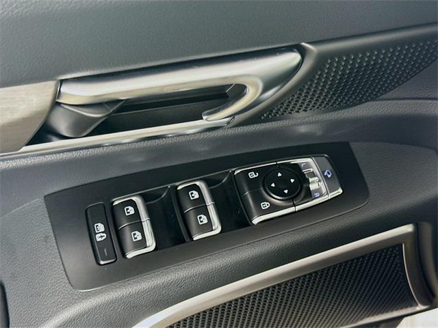 Photo of 2025 Glacial White Pearl Kia Telluride