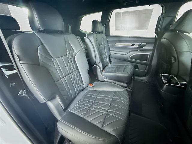 Photo of 2025 Glacial White Pearl Kia Telluride