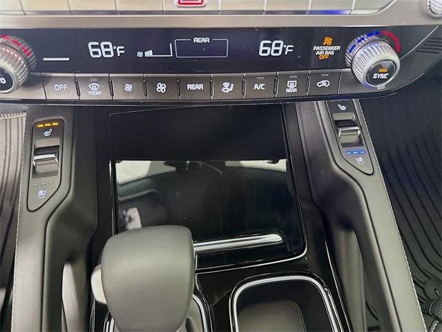 Photo of 2025 Glacial White Pearl Kia Telluride