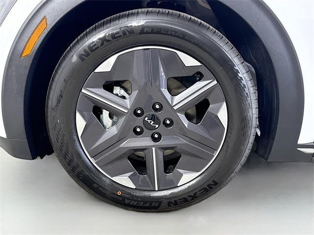 Photo of 2025 Glacier White Pearl Kia EV6