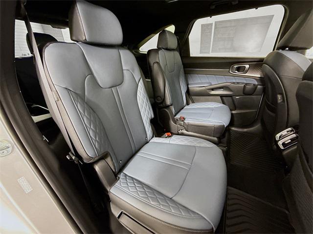 Photo of 2025 Silky Silver Kia Sorento Hybrid