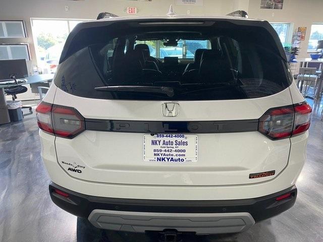 Photo of 2024 White Honda Pilot