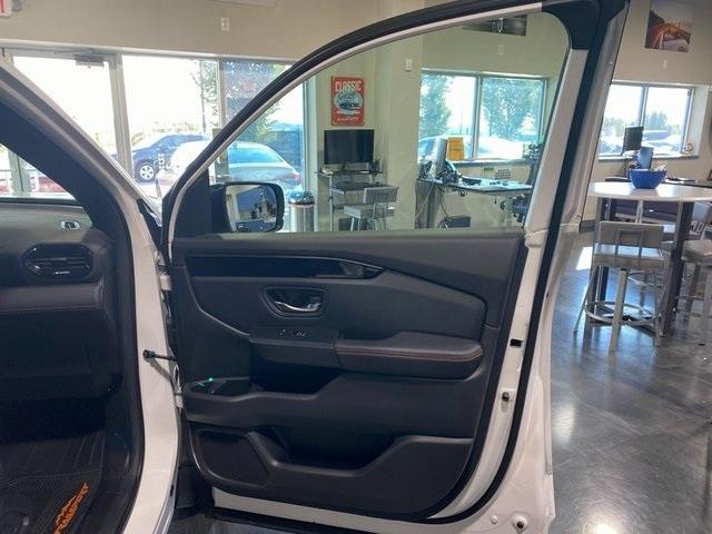 Photo of 2024 White Honda Pilot