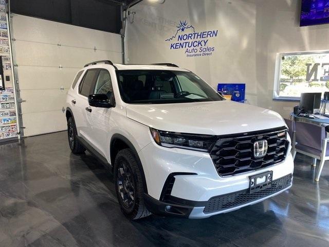 Photo of 2024 White Honda Pilot