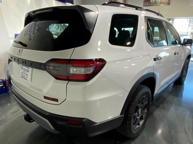 Photo of 2024 White Honda Pilot