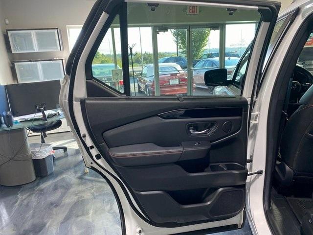 Photo of 2024 White Honda Pilot