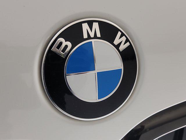 Photo of 2022 Alpine White BMW 740