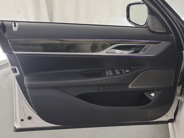 Photo of 2022 Alpine White BMW 740
