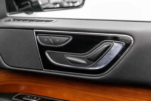 Photo of 2019 Black Lincoln Navigator