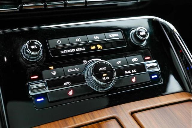 Photo of 2019 Black Lincoln Navigator