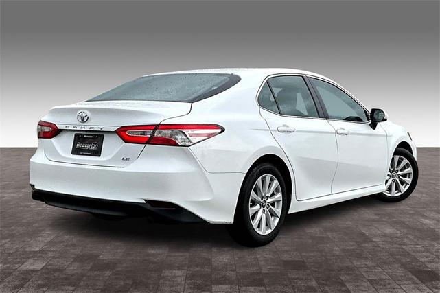 Photo of 2018 Super White Toyota Camry