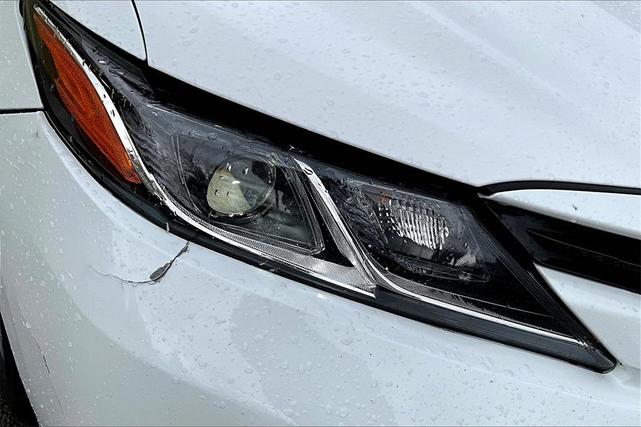 Photo of 2018 Super White Toyota Camry