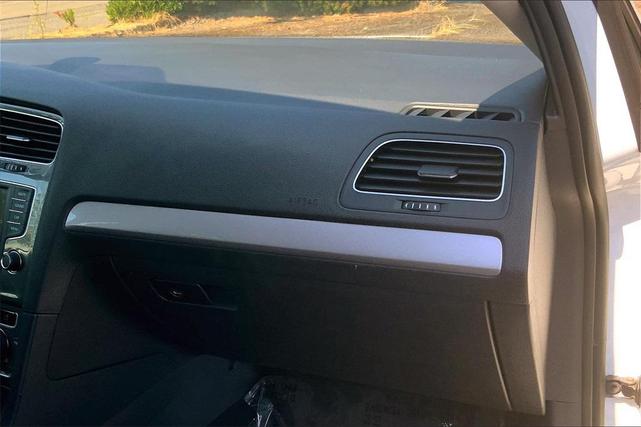 Photo of 2016 Pure White Volkswagen e-Golf