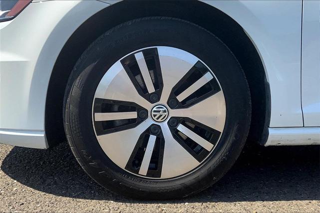 Photo of 2016 Pure White Volkswagen e-Golf