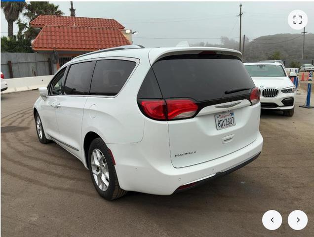 Photo of 2017 Bright White Clearcoat Chrysler Pacifica