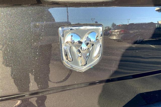 Photo of 2017 Brilliant Black Crystal Pearlcoat RAM 1500