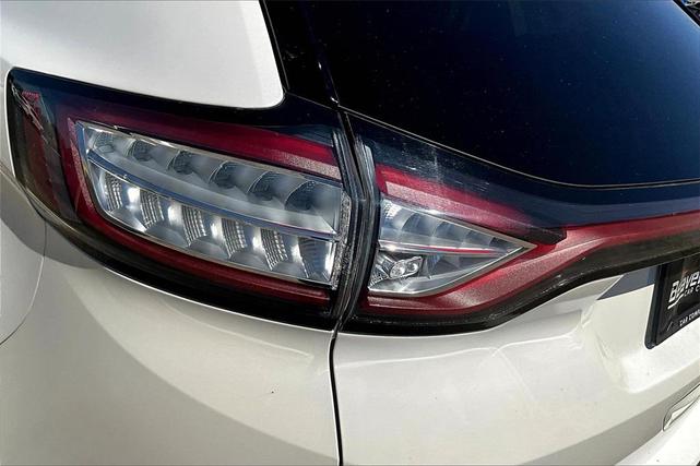 Photo of 2018 White / Platinum Ford Edge