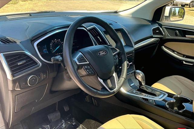 Photo of 2018 White / Platinum Ford Edge