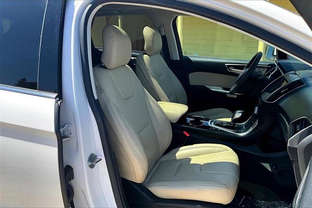 Photo of 2018 White / Platinum Ford Edge