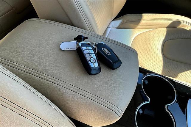 Photo of 2018 White / Platinum Ford Edge